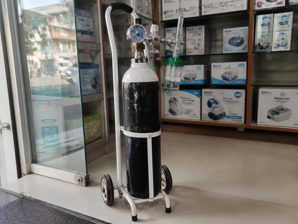 Type B – Portable 10L Cylinder – Oxygen Cylinders & Cans available at Khattri Surgicals, Kanpur